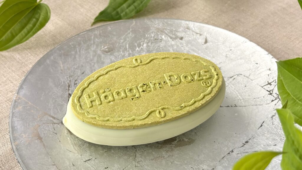 ハーゲンダッツ_パッケージから取り出したクリスピーサンド「ザ・グリーンティー」の皿のせ