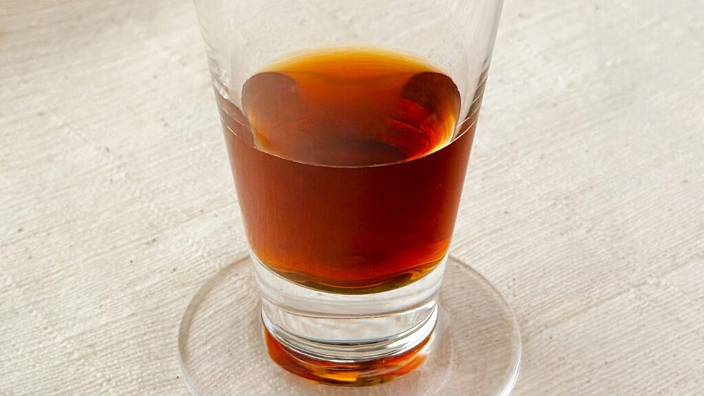 日東紅茶_グラスに注いだ「オリジナルクラフトコーラベース」