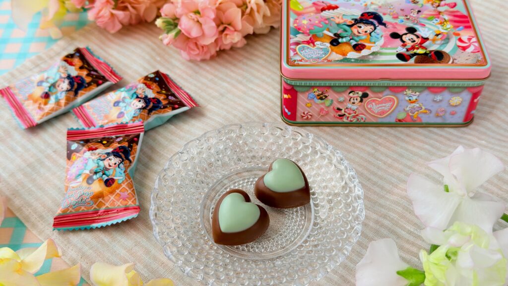東京ディズニーリゾート__「ヴァネロペのスウィーツ・ポップ・ワールド」の「チョコレート 缶 ミッキーマウスと仲間たち ディズニー・パルパルーザ ヴァネロペのスウィーツ・ポップ・ワールド」の皿盛り