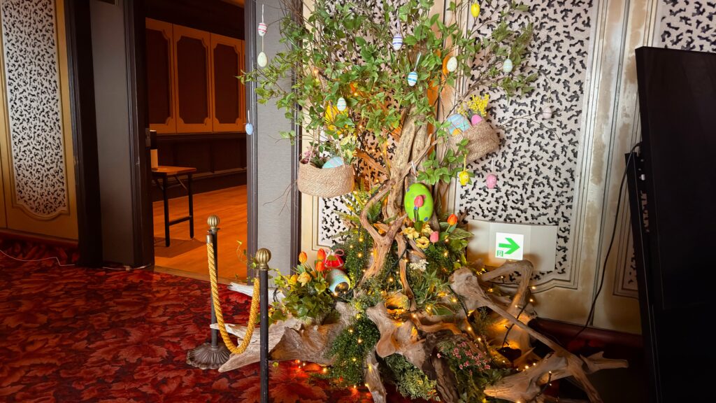 ホテルニューアカオ_メインダイニング錦に飾られた季節の装飾品