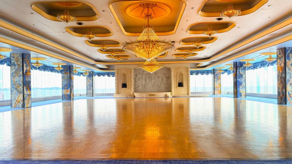 ホテルニューアカオ_美装前の「サロン・ド・錦鱗」