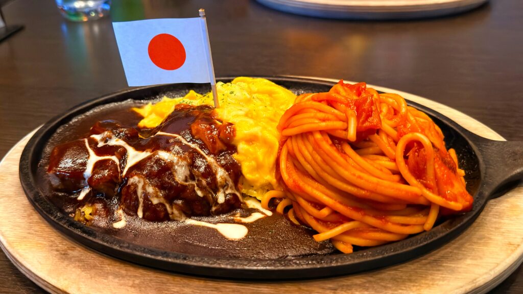 ホテルニューアカオ_メインダイニング錦の「ハーフビュッフェランチ」の選べるメインディッシュ「ナポリタン×オムライスプレート」