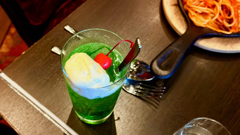 ホテルニューアカオ_メインダイニング錦の「ハーフビュッフェランチ」のクリームソーダ