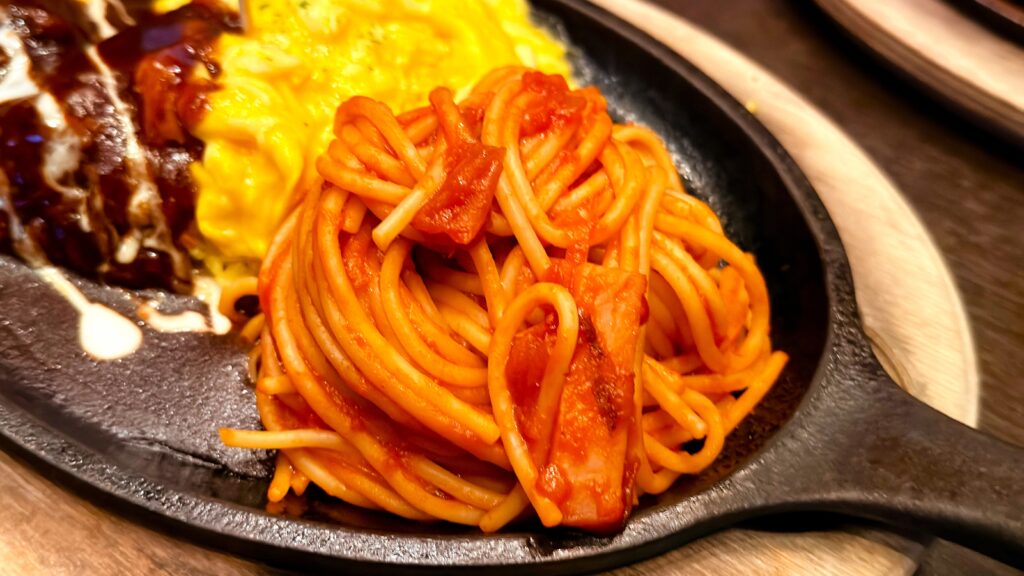 ホテルニューアカオ_メインダイニング錦の「ハーフビュッフェランチ」の選べるメインディッシュ「ナポリタン×オムライスプレート」のナポリタン