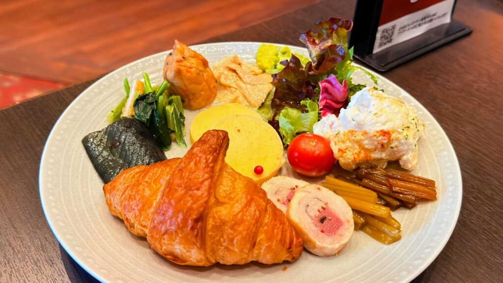 ホテルニューアカオ_メインダイニング錦の「ハーフビュッフェランチ」の皿盛り