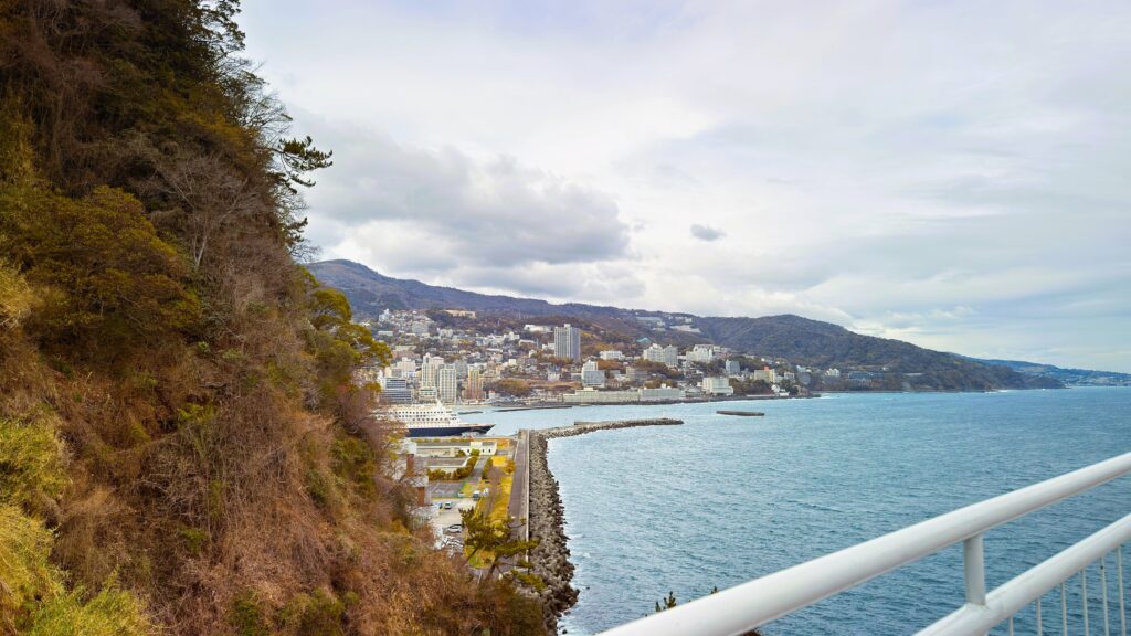 ホテルニューアカオ_熱海の海岸が望める玄関口