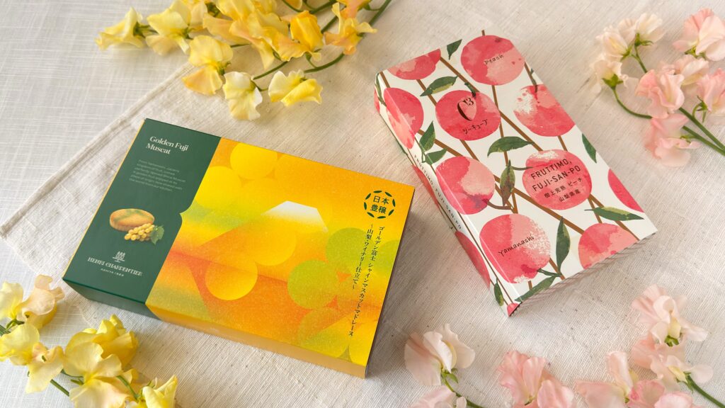 シュゼット_「ゴールデン富士シャインマスカットマドレーヌ 〜山梨・ワイナリー仕立て〜」と「FRUTTIMO,FUJI-SAN-PO樹上完熟 ピーチ 山梨県産」のパッケージ