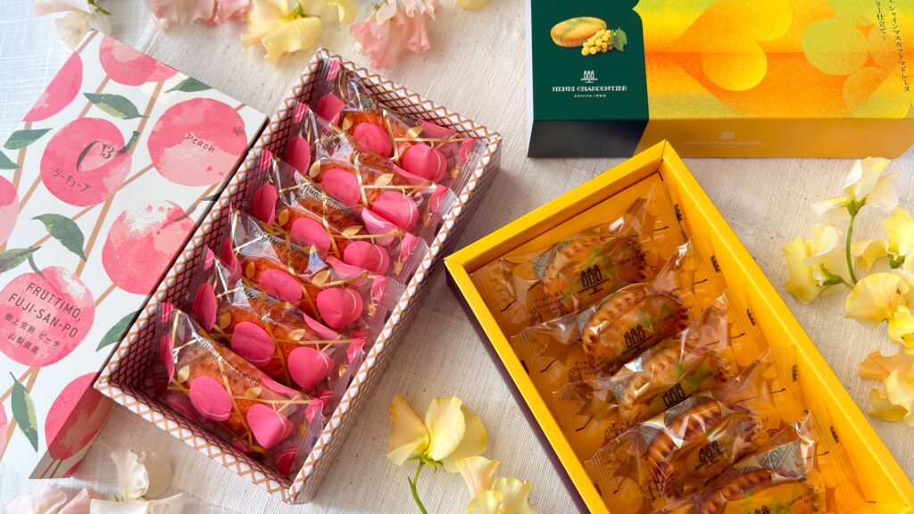 シュゼット_「ゴールデン富士シャインマスカットマドレーヌ 〜山梨・ワイナリー仕立て〜」と「FRUTTIMO,FUJI-SAN-PO樹上完熟 ピーチ 山梨県産」のパッケージ開け