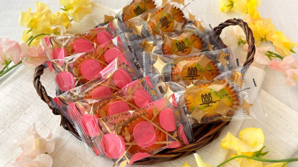 シュゼット_かごにのった「ゴールデン富士シャインマスカットマドレーヌ 〜山梨・ワイナリー仕立て〜」と「FRUTTIMO,FUJI-SAN-PO樹上完熟 ピーチ 山梨県産」