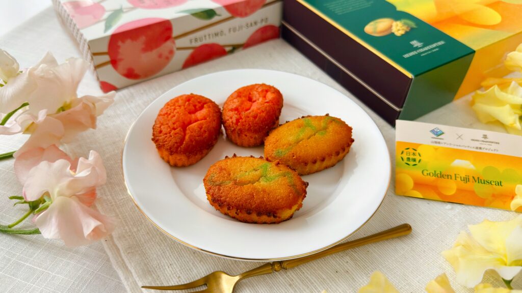 シュゼット_「ゴールデン富士シャインマスカットマドレーヌ 〜山梨・ワイナリー仕立て〜」と「FRUTTIMO, FUJI-SAN-PO樹上完熟 ピーチ 山梨県産」のパッケージと皿盛り