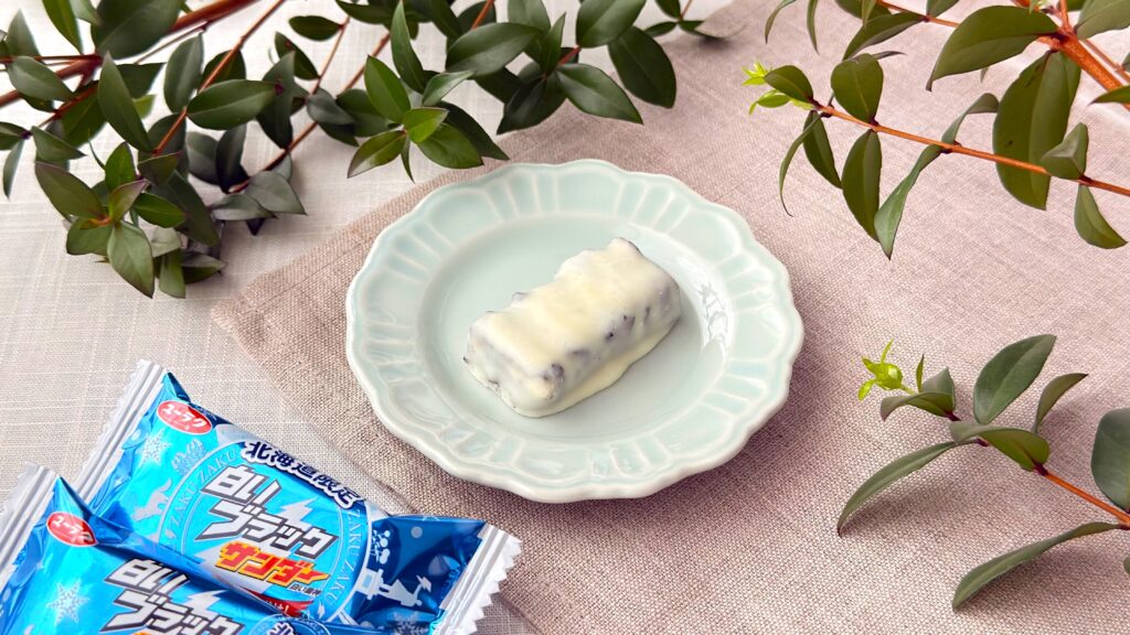 有楽製菓_植物に囲まれた北海道限定「白いブラックサンダー」の皿のせ