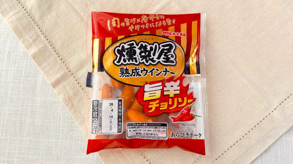 丸大食品_「燻製屋熟成ウインナー 旨辛チョリソー」のパッケージ