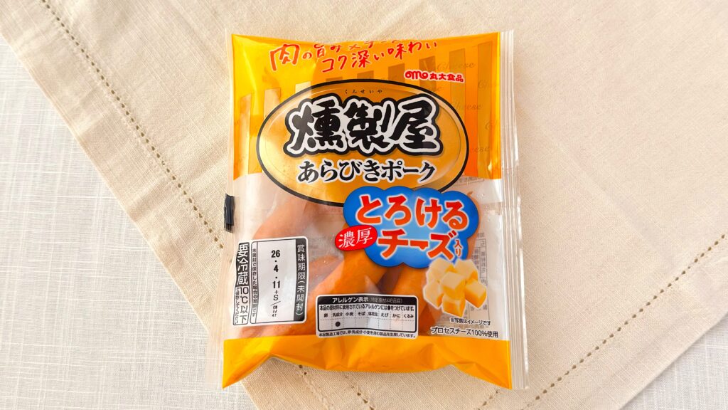 丸大食品_「燻製屋熟成ウインナー とろける濃厚チーズ」のパッケージ