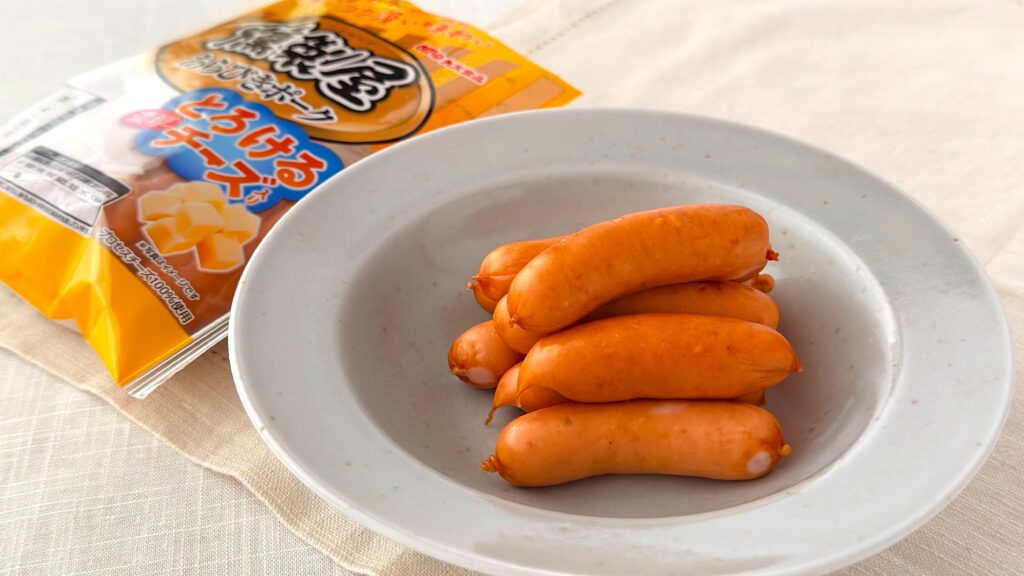 丸大食品_「燻製屋熟成ウインナー とろける濃厚チーズ」のパッケージあけ