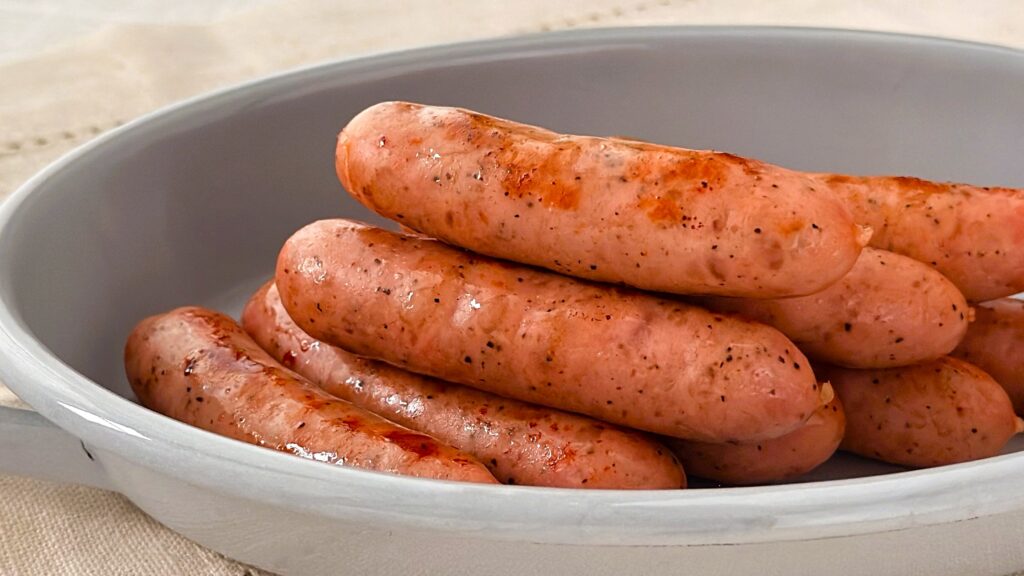 丸大食品_焼いた「燻製屋熟成ウインナー ブラックペッパー」の皿盛り