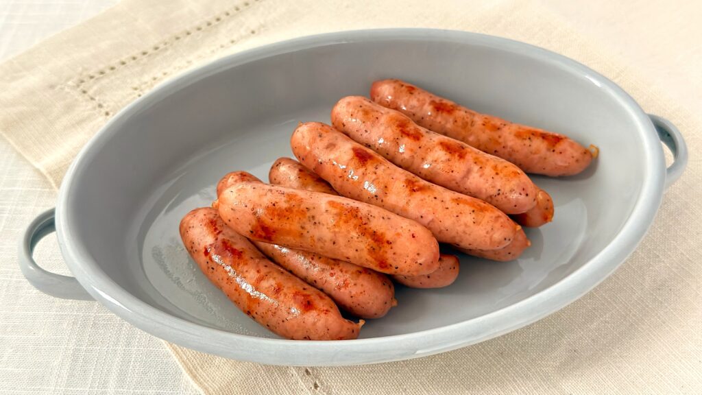 丸大食品_「燻製屋熟成ウインナー ブラックペッパー」の皿盛り