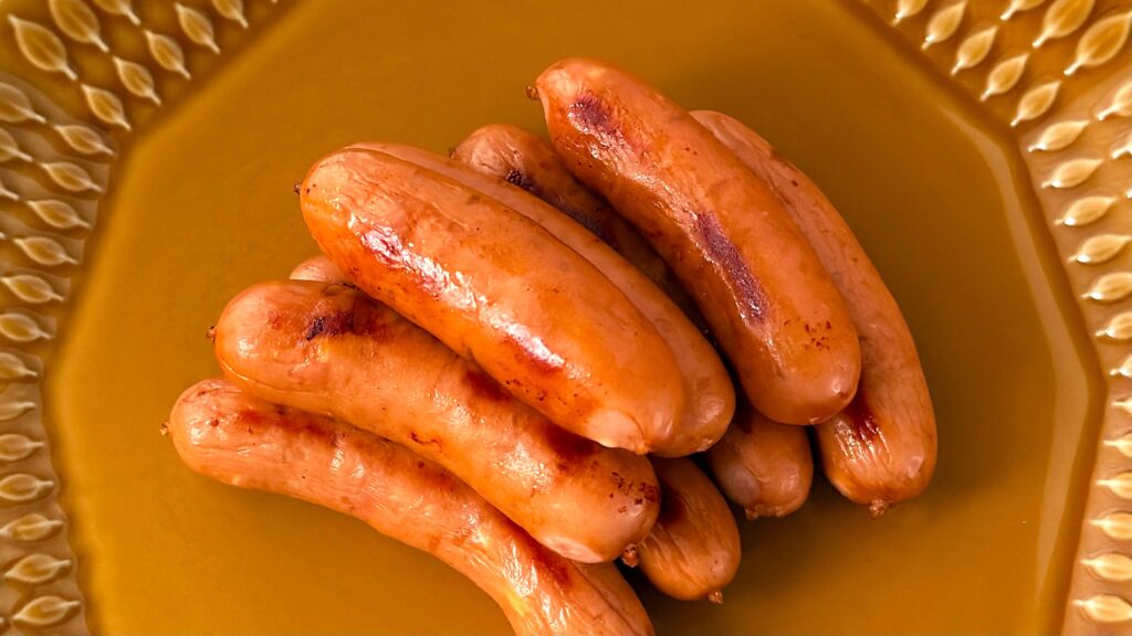 丸大食品_焼きたての「燻製屋熟成ウインナー とろける濃厚チーズ」の皿盛り