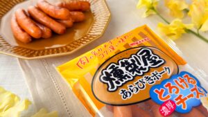 丸大食品_「燻製屋熟成ウインナー とろける濃厚チーズ」のパッケージと皿盛り