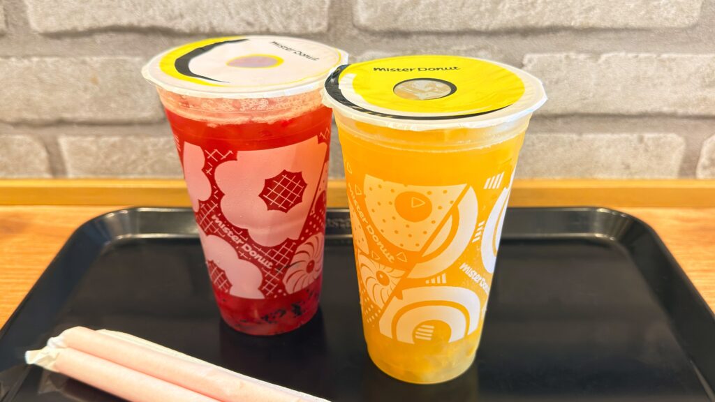 ミスタードーナツ_「ぷにゅんフングイフルーツティ ピーチ&ドラゴンフルーツ」と「ぷにゅんフングイフルーツティ パイン&マンゴー&パッションフルーツ」がお盆にのっている様子