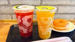 ミスタードーナツ_お盆にのった「ぷにゅんフングイフルーツティ ピーチ＆ドラゴンフルーツ」と「ぷにゅんフングイフルーツティ パイン＆マンゴー＆パッションフルーツ」、ドーナツの皿のせ