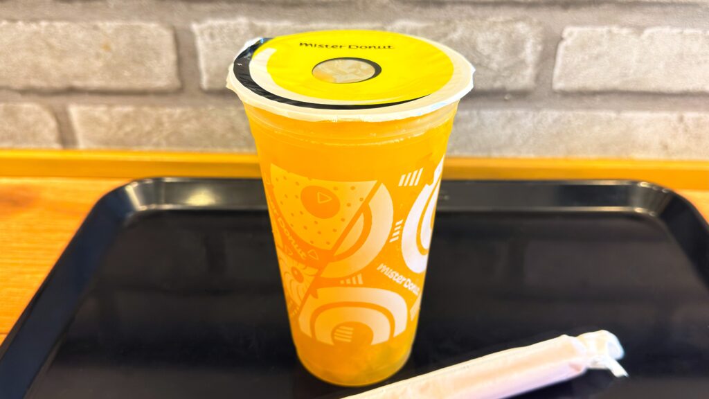 ミスタードーナツ_「ぷにゅんフングイフルーツティ パイン&マンゴー&パッションフルーツ」とストローが並んでいる様子