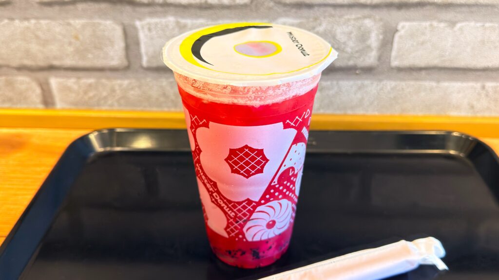 ミスタードーナツ_「ぷにゅんフングイフルーツティ ピーチ&ドラゴンフルーツ」とストローが置いてある様子