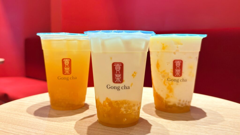 ゴンチャ_テーブルに置いたマンゴーミニパールのミルクティーやティーエード、ジェラッティー