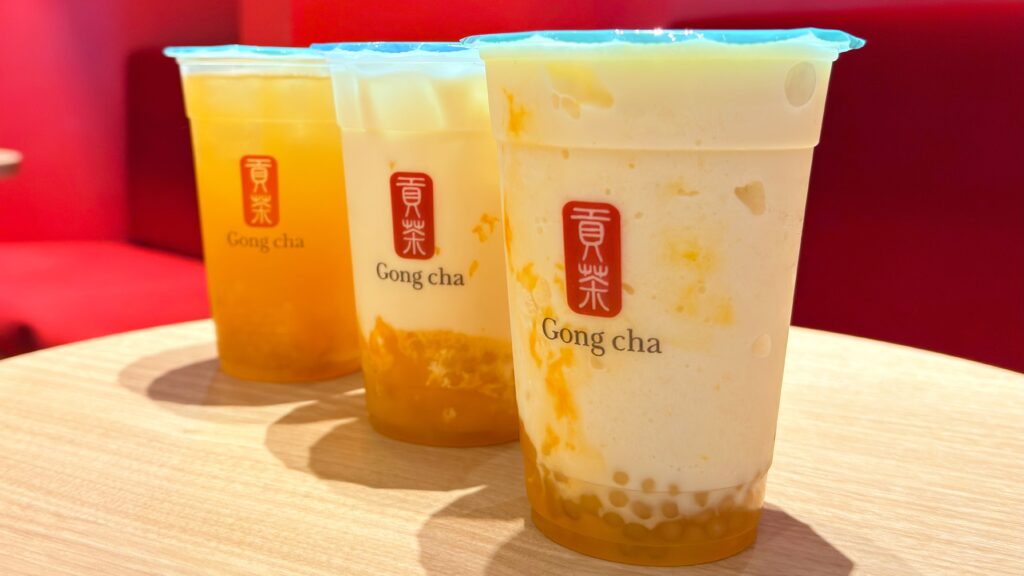 ゴンチャ_マンゴーミニパールのミルクティーやティーエード、ジェラッティーが並んでいる様子