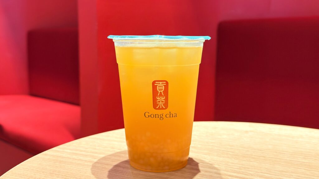 ゴンチャ_テーブルの上に置いた「マンゴーミニパールティーエード」