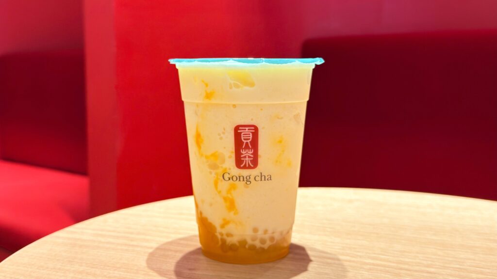 ゴンチャ_テーブルの上に置いた「マンゴーミニパールジェラッティー」