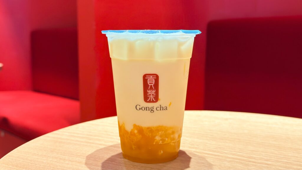 ゴンチャ_テーブルの上に置いた「マンゴーミニパールミルクティー」