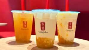 ゴンチャ_ストローをさしたマンゴーミニパールのミルクティーやティーエード、ジェラッティー