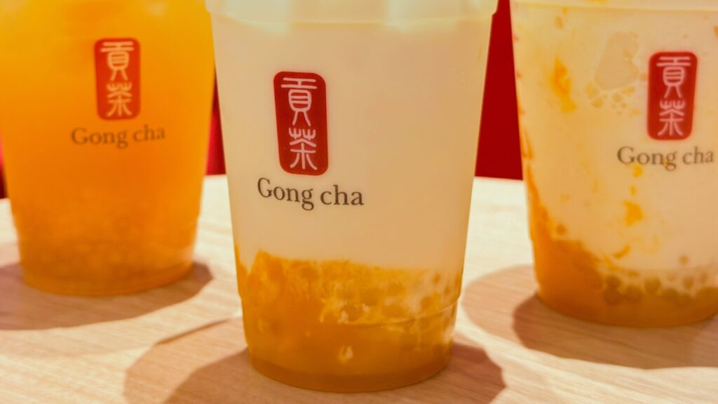 ゴンチャ_マンゴーミニパールがはいったミルクティーやティーエード、ジェラッティー