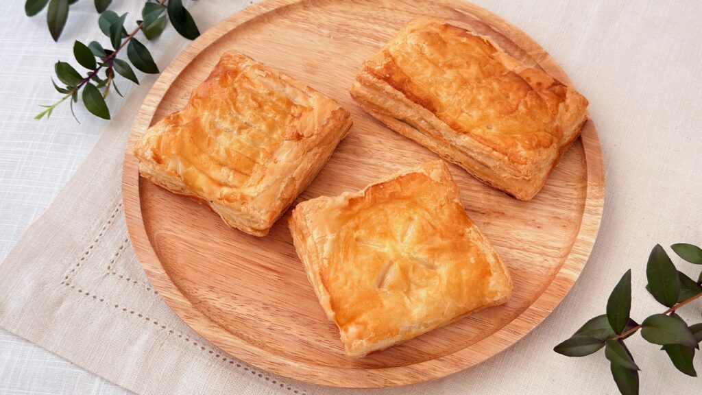 ミスタードーナツ_木皿に盛り付けた「世界のグルメパイ」3種