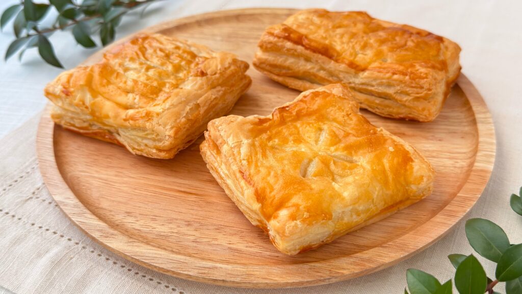 ミスタードーナツ_「世界のグルメパイ」の「ミートソースとマッシュポテトパイ」や「ホワイトソースのクロックムッシュ風パイ」「バターチキンカレーパイ」の皿盛り