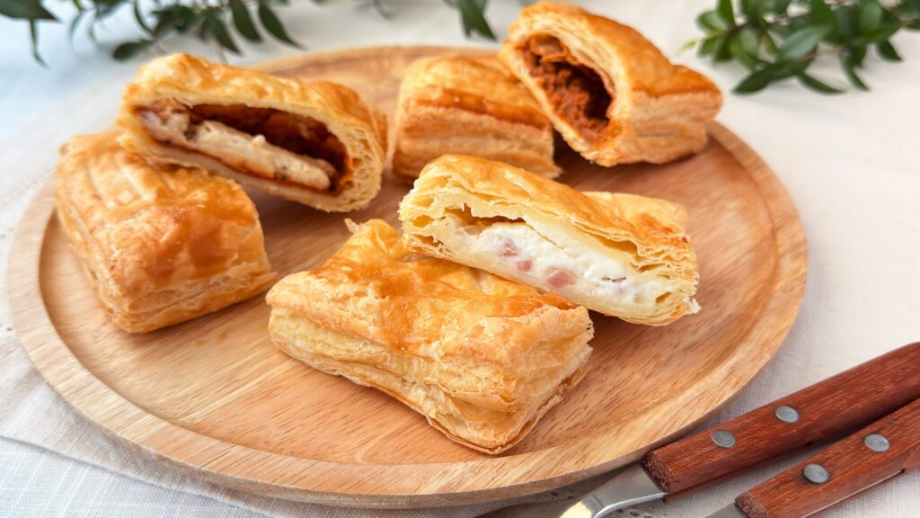 ミスタードーナツ_カットした「世界のグルメパイ」3種の皿盛りとカトラリー