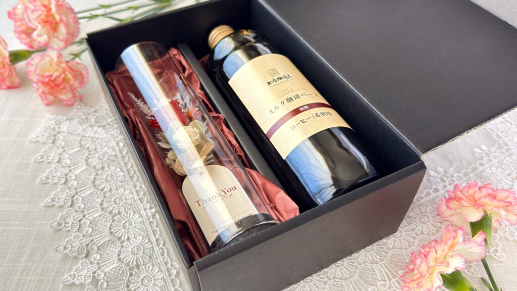 UCC_花に囲まれた「母の日フラワーギフト 上島珈琲店ミルク珈琲ベース&フラワー」の箱あけ