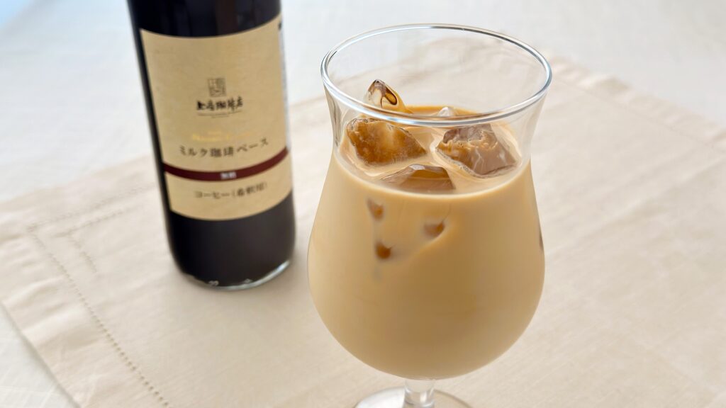 UCC_「無糖 上島珈琲店 ミルク珈琲ベース(希釈)瓶」とコーヒーが並んでいる様子