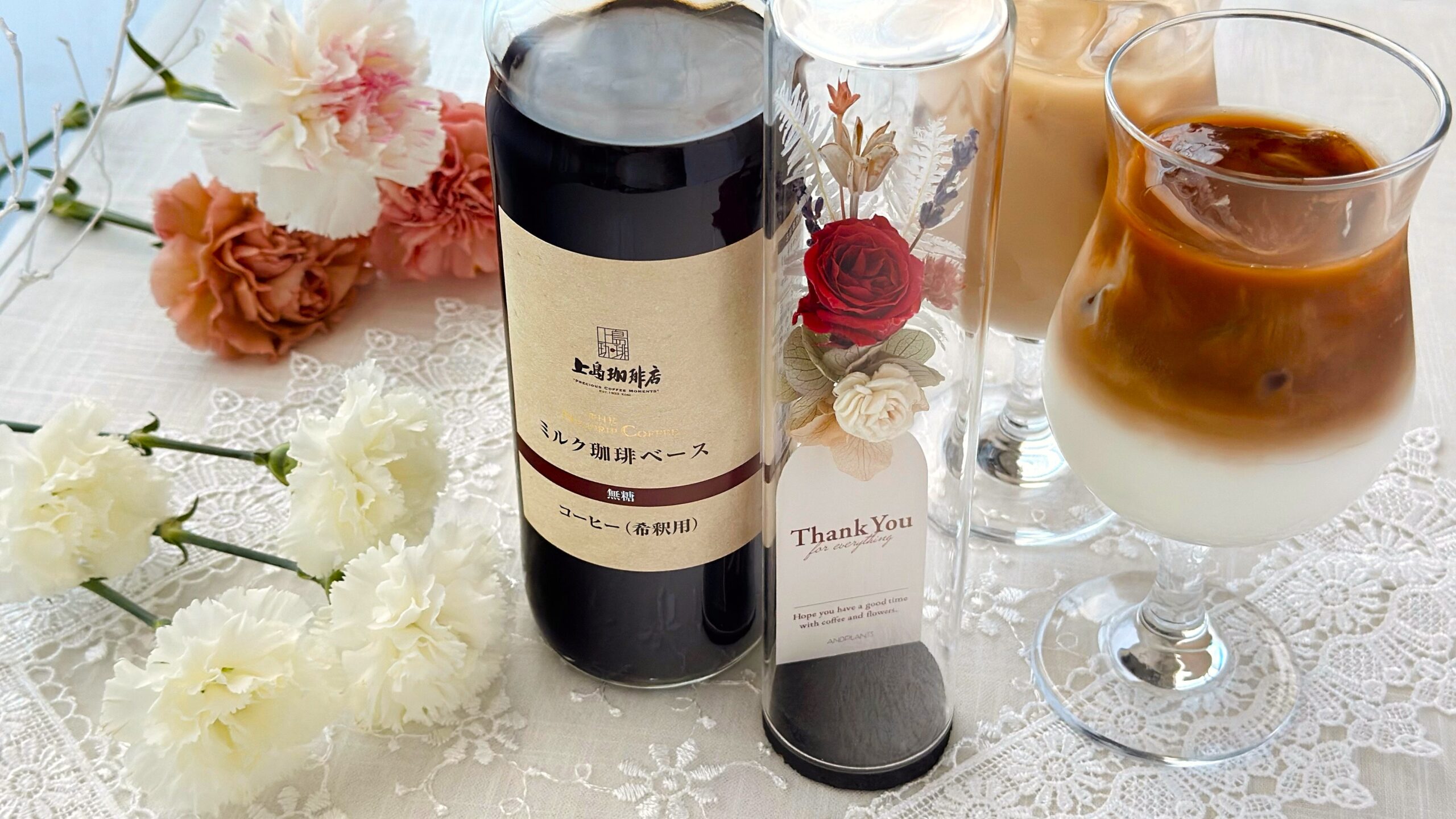 UCC_「母の日フラワーギフト 上島珈琲店ミルク珈琲ベース&フラワー」や作ったドリンクが置いてある様子