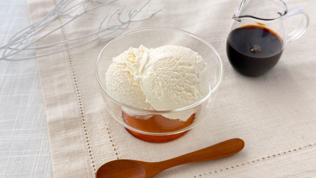 UCC_ピッチャーにはいった「ミルク珈琲ベース」とアイスクリームが並んでいる様子