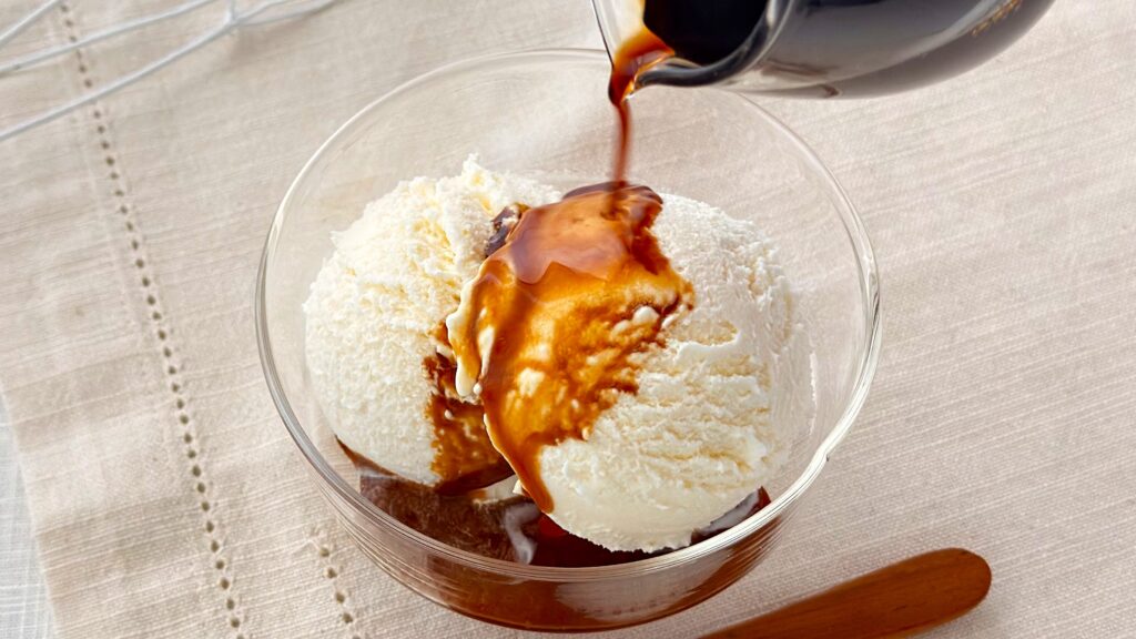 UCC_ピッチャーにはいった「ミルク珈琲ベース」をアイスクリームにかけている様子