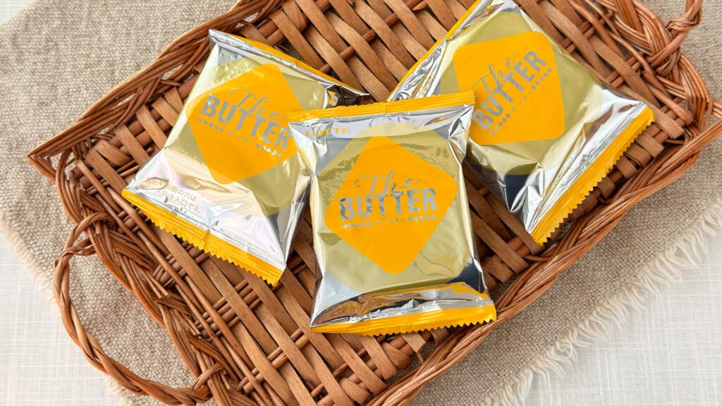 ロッテ_箱から取り出した「ザ・バター」の個包装