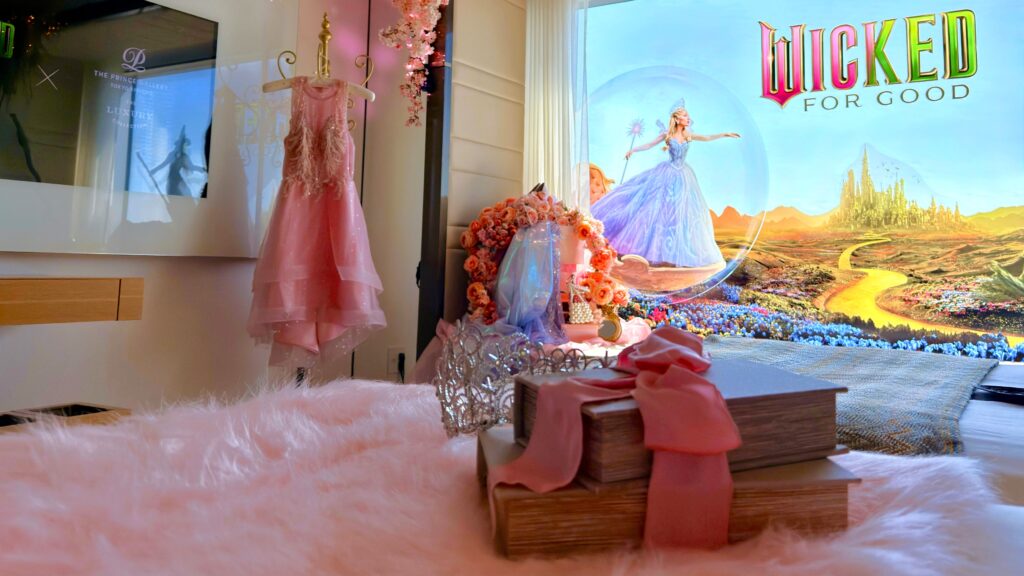 ザ・プリンスギャラリー 東京紀尾井町_ウィキッドコラボ部屋のグリンダをイメージした装飾品