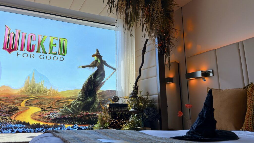ザ・プリンスギャラリー 東京紀尾井町_ウィキッドコラボ部屋をイメージしたエルファバの装飾品
