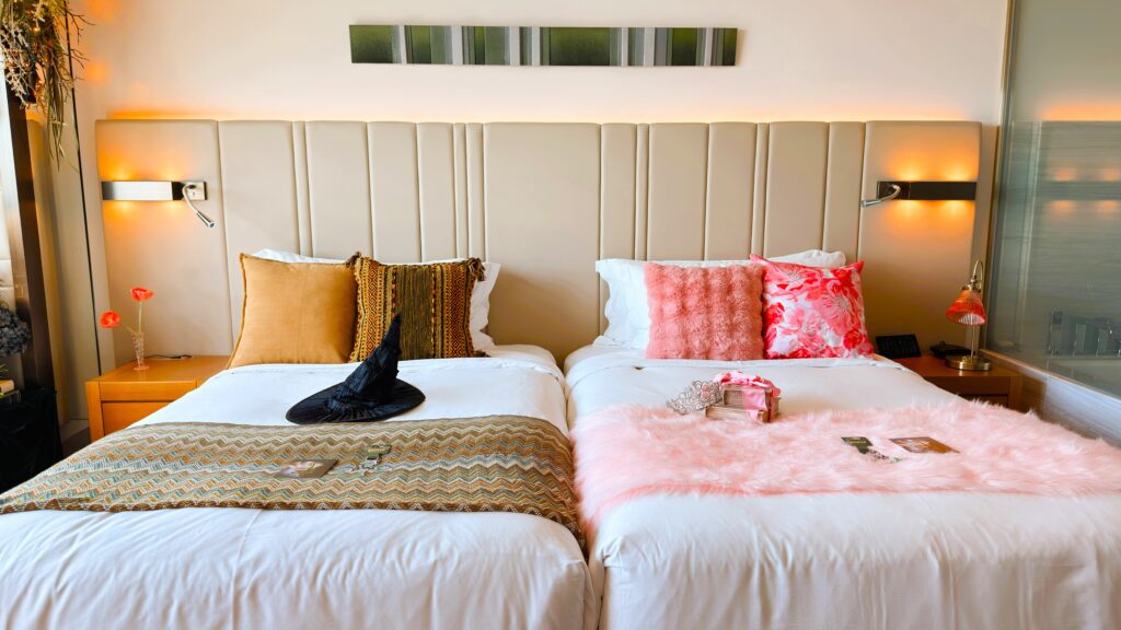 ザ・プリンスギャラリー 東京紀尾井町_エルファバとグリンダをイメージしたベットのデコレーション