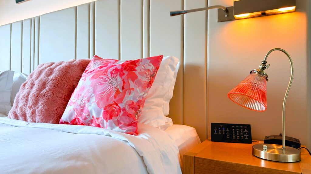 ザ・プリンスギャラリー 東京紀尾井町_ウィキッドコラボ部屋のグリンダをイメージしたベットのデコレーション