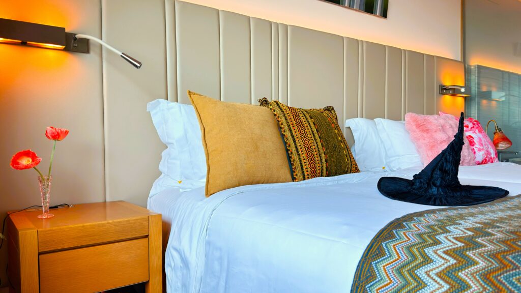 ザ・プリンスギャラリー 東京紀尾井町_ウィキッドコラボ部屋をイメージしたエルファバしたベットのデコレーション