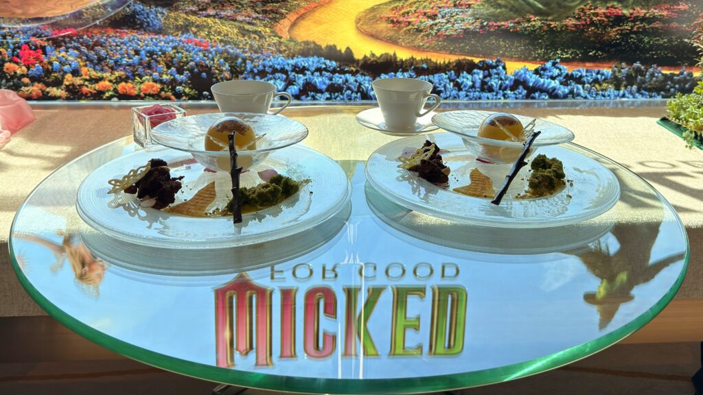 ザ・プリンスギャラリー 東京紀尾井町_ウィキッドコラボ部屋限定スイーツが並んでいる様子