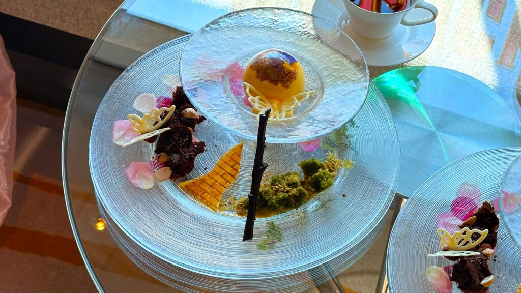 ザ・プリンスギャラリー 東京紀尾井町_ガラス皿にのった「プラス限定スペシャルスイーツ（紅茶付き）」