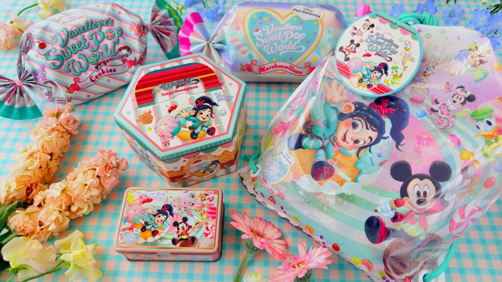 東京ディズニーリゾート__「ヴァネロペのスウィーツ・ポップ・ワールド」のマシュマロやチョコレートなどがはいったパッケージが並んでいる様子